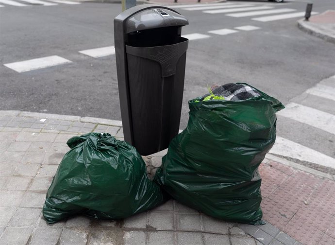 Archivo - Varias bolsas de basura en Madrid