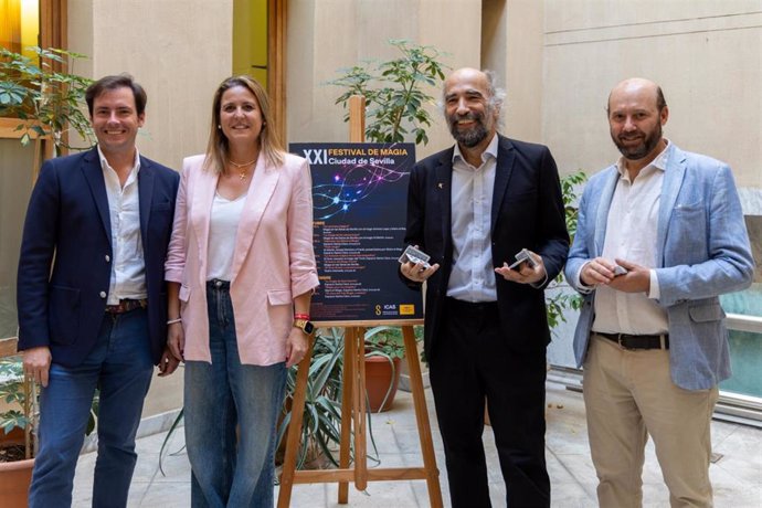 La delegada de Turismo, en la presentación del XXI Festival de Magia de Sevilla.