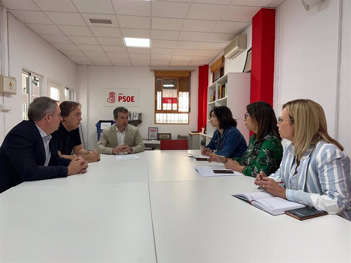 Julio Millán (c), junto a otros concejales del PSOE en el Ayuntamiento de Jaén.