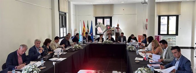 Reunión entre el presidente de la Diputación de Badajoz y su equipo de gobierno para la elaboración de los presupuestos de la institución provincial de 2025