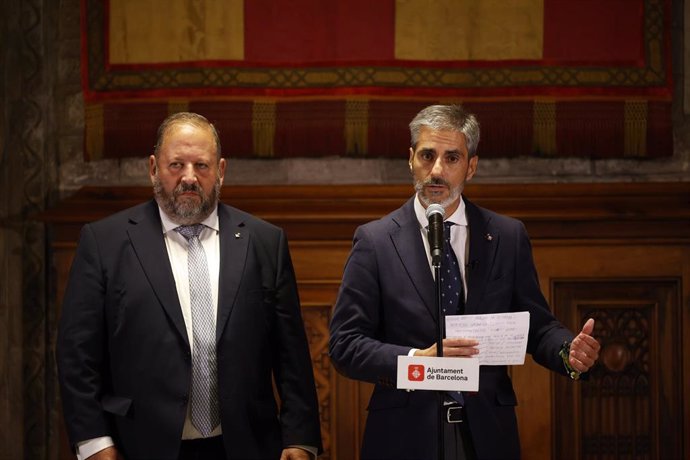 El concejal y presidente del Grupo Municipal de VOX en el Ayuntamiento de Barcelona, Gonzalo de Oro-Pulido (d), ofrece declaraciones durante la celebración de La Mercé, en el Ayuntamiento de Barcelona, a 24 de septiembre de 2024