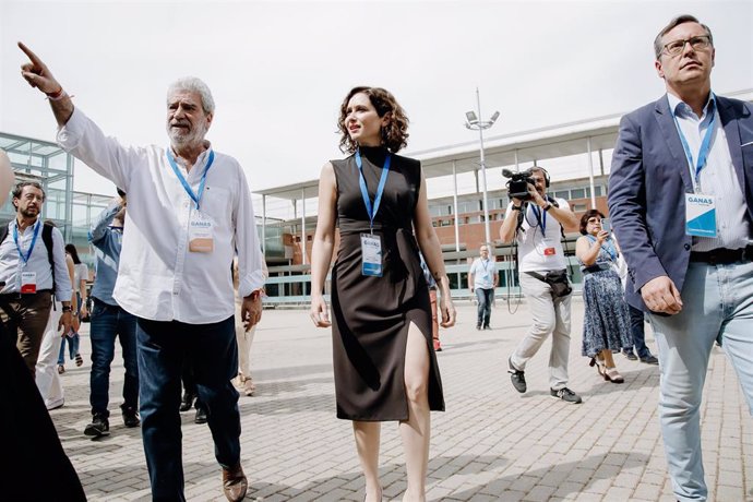 Archivo - El director de comunicación de Isabel Díaz Ayuso, Miguel Ángel Rodríguez; la presidenta de la Comunidad de Madrid, Isabel Díaz Ayuso; y Alfonso Serrano;