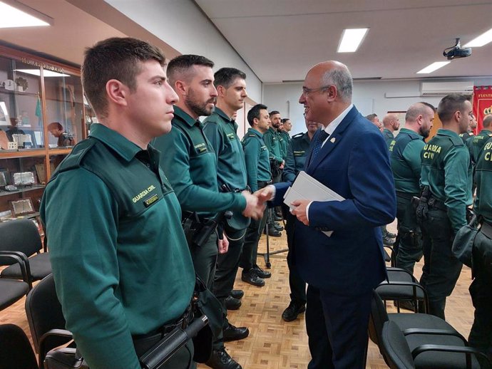 El subdelegado del Gobierno en Valladolid, Jacinto Canales, saluda a los nuevos agentes de la Guardia Civil que se han incorporado a la Comandancia.