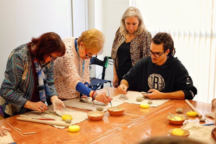 La presidenta de la Junta Municipal Oliver-Valdefierro, la concejal del PP, Pilar Cortés, visita una actividad del centro cívico de este distrito