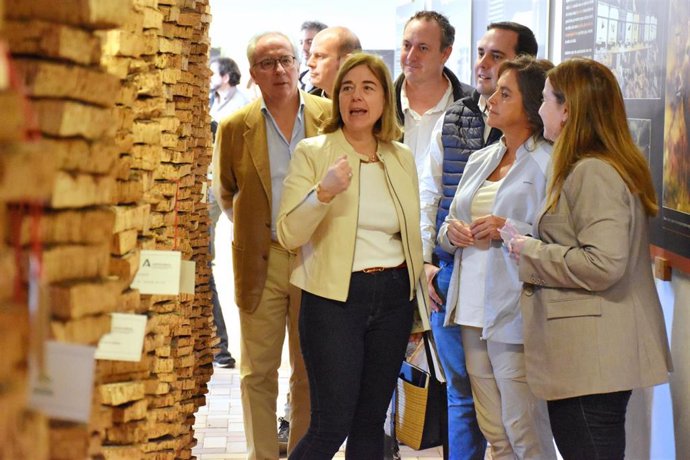 La consejera de Sostenibilidad y Medio Ambiente, Catalina García, en una visita al centro de visitantes del Parque Natural de Los Alcornocales en el marco del Proyecto LIFE CO2RK, que impulsa y coordina la Junta desde 2023