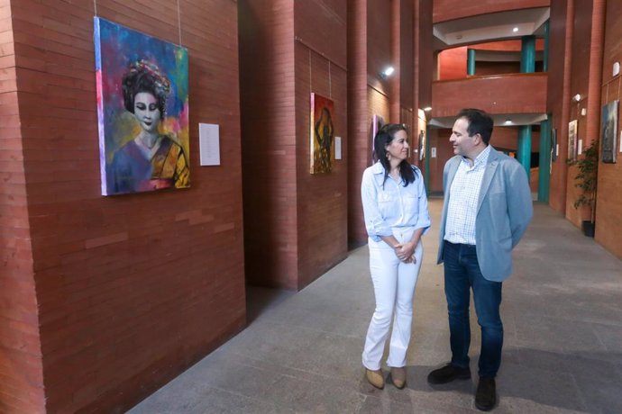 La autora de los cuadros de la exposición 'Voces', y el concejal de Cultura, Antonio Vélez, en el Centro Cultural Alcazaba.