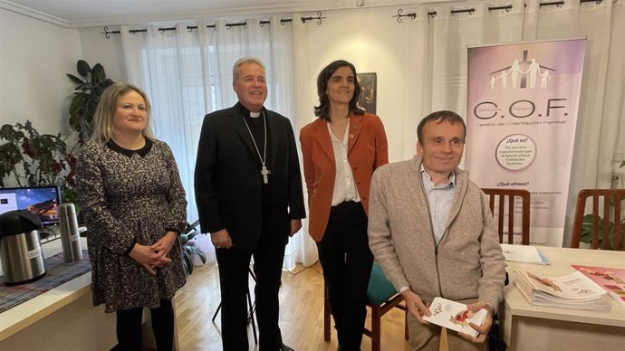 María Carmen Velasco, el arzobispo Mario Iceta, Laura Pérez y Javier Arribas.