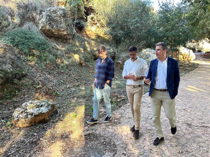 El delegado territorial de Agricultura, Álvaro Burgos (derecha), y el alcalde de Niebla, Joaquín Molina, durante una visita a la Muralla de Niebla.