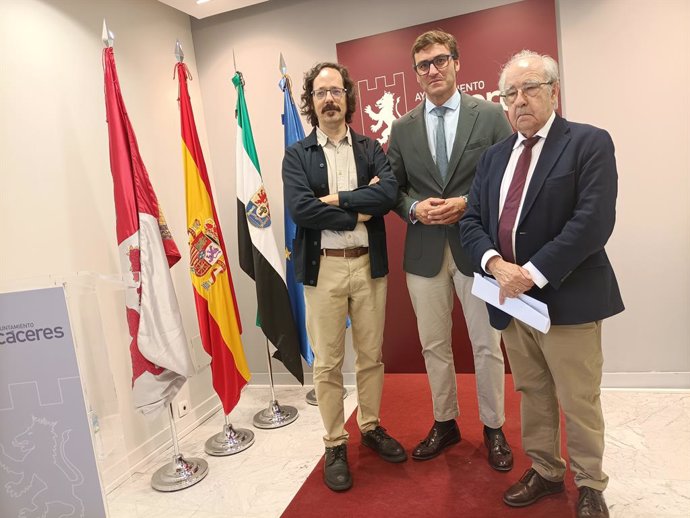 Miguel del Barco, Jorge Suárez y Julián Barriga en la presentación del concierto del Coro Amadeus dentro del congreso 'Los doce apóstoles de México'