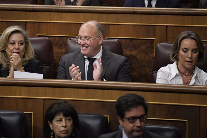 El portavoz del PP en el Congreso, Miguel Tellado, aplaude durante una sesión de control al Gobierno en el Congreso.