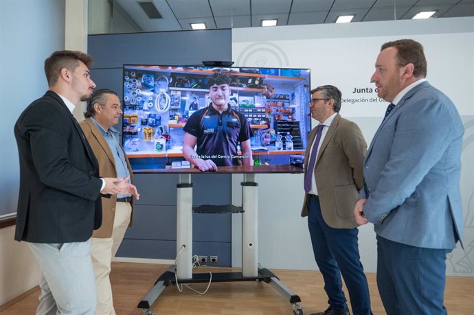 Presentación del vídeo promocional de los centros comerciales abiertos con el delegado de Empleo de la Junta en Granada, Javier Martín (2d)