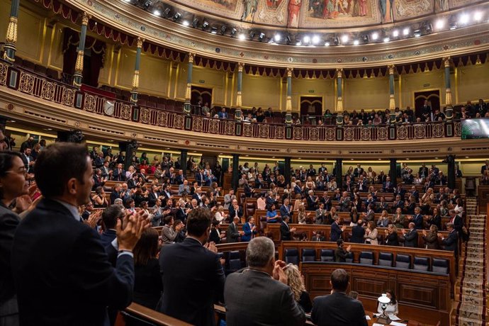 Imagen de archivo de aplausos tras la aprobación de la Ley ELA durante una sesión plenaria, en el Congreso de los Diputados.