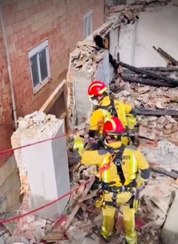 Bomberos de Jaén derriban parte de la vivienda siniestrada