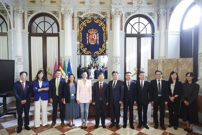 Elisa Pérez de Siles, la concejala de Comercio en el Ayuntamiento de Málaga, junto a la concejala de Cooperación al Desarrollo, Mar Torres, firman un protocolo con la ciudad china Changzhou en el Ayuntamiento