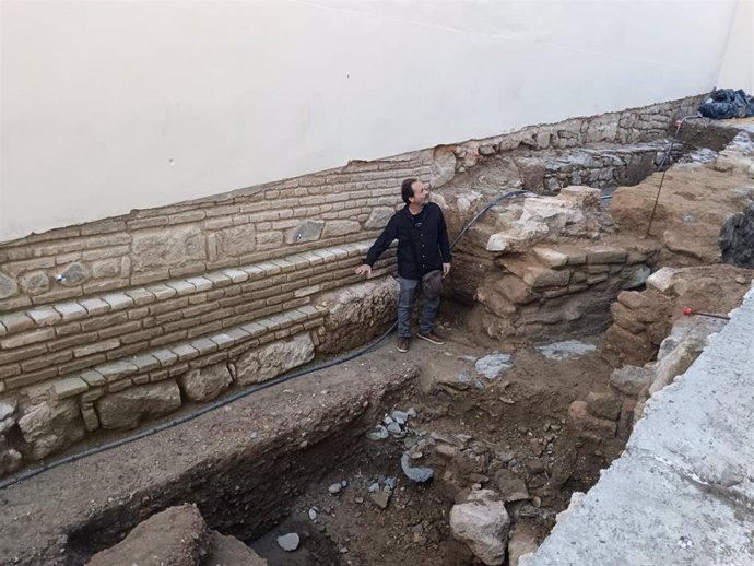 El director de la empresa de arqueología Alqueovalia, Jesús de Haro, explica el hallazgo de nuevos restos en el lateral de la iglesia de San Pedro de Huelva.