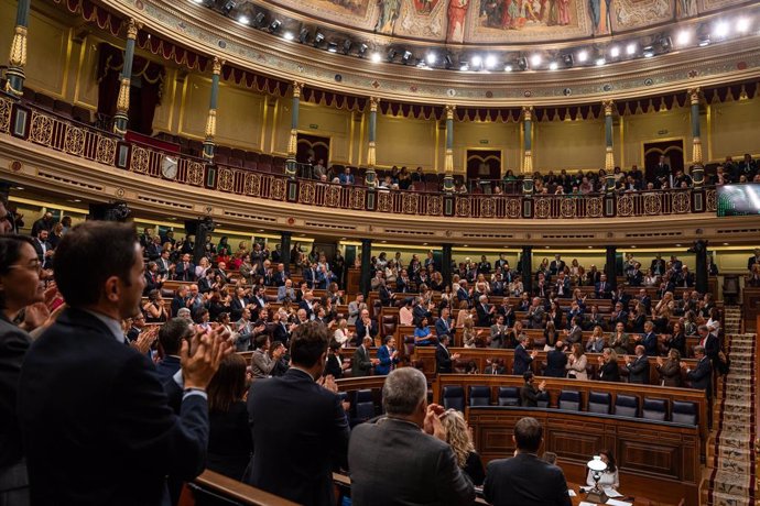 Aplausos tras la aprobación de la Ley ELA durante una sesión plenaria, en el Congreso de los Diputados, a 10 de octubre de 2024, en Madrid (España). El Pleno del Congreso debate y vota el dictamen aprobado por la Comisión de Derechos Sociales y Consumo y 