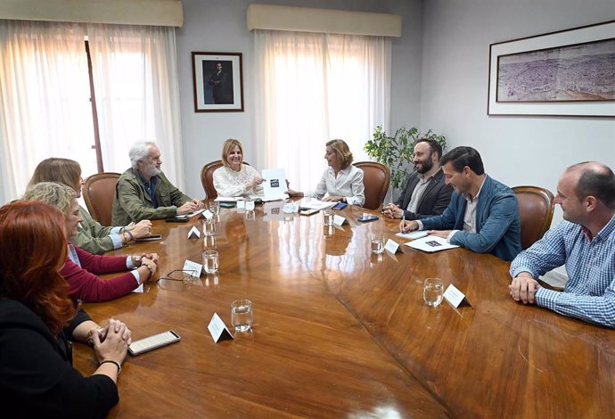 La alcaldesa de Jerez con representantes de la Asociación de la Prensa jerezana.