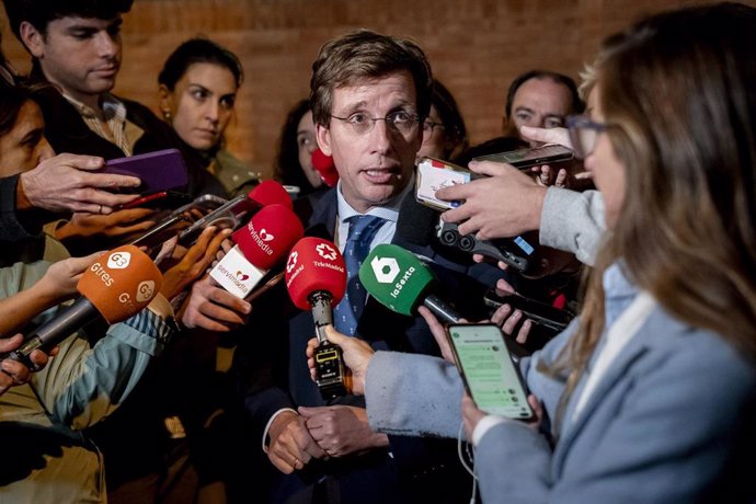 El alcalde de Madrid, José Luis Martínez Almeida, atiende a los medios de comunicación tras una reunión con el ministro de Transportes y Movilidad Sostenible, Óscar Puente, en la sede del Ministerio de Transportes y Movilidad Sostenible (MITMA)