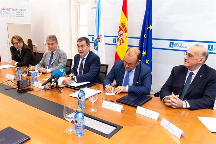 El conselleiro de Facenda, Miguel Corgos, el rector de la UDC, Ricardo Cao, el conselleiro de Educación, Román Rodríguez, el rector de la USC, Antonio López, y el rector de la UVigo, Manuel Reigosa, en una reunión.