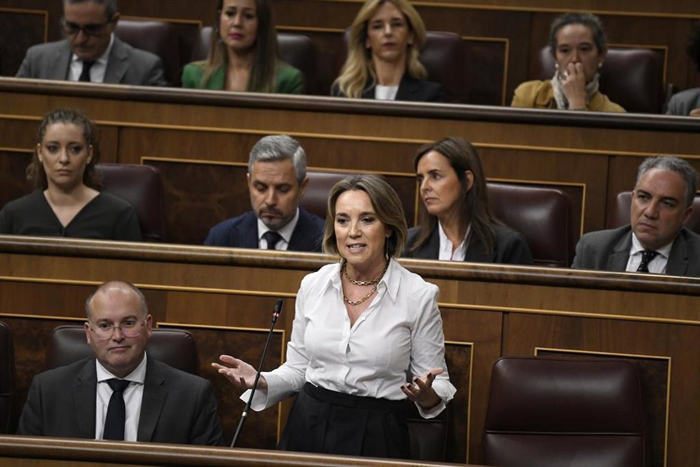La secretaria general del PP, Cuca Gamarra, interviene durante una sesión de control al Gobierno, en el Congreso de los Diputados, a 23 de octubre de 2024, en Madrid (España). El Gobierno afronta hoy un debate monográfico sobre corrupción en la sesión d