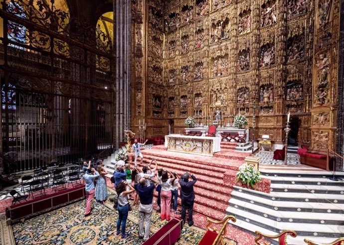 Archivo - Un grupo de turistas, en una de las visitas culturales, junto al Altar Mayor de la Catedral.