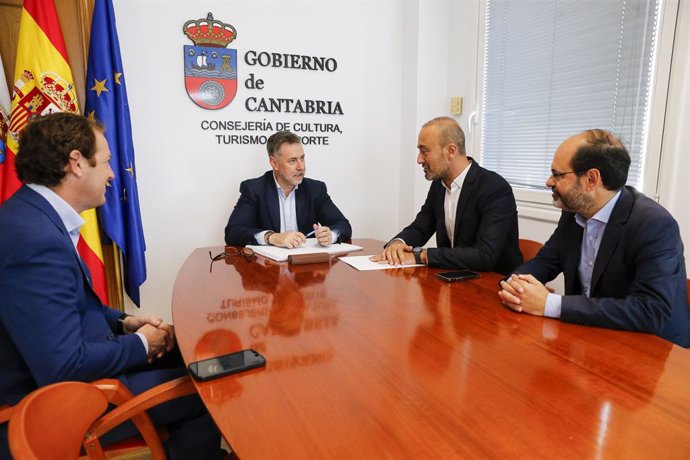 El consejero de Cultura, Turismo y Deporte, Luis Martínez Abad, se reúne con el alcalde de Torrelavega, Javier López Estrada