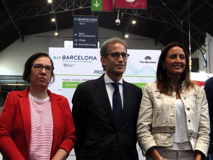 La consellera de Educación y Formación Profesional, Esther Niubó, y la concejal de Promoción Económica y Trabajo del Ayuntamiento de Barcelona, Raquel Gil, y el presidente de Fira de Barcelona, Pau Relat