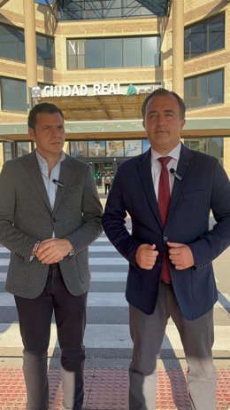 El presidente del grupo parlamentario VOX, David Moreno, y el diputado regional por Ciudad Real, Luis Blázquez.