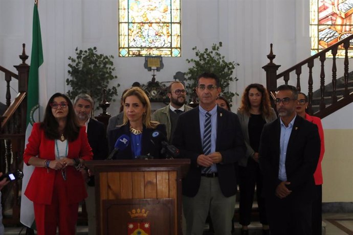 La presidenta de la Diputación presentando el Plan Airer en Barbate.