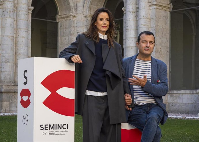 La actriz Pilar López de Ayala y el director Javier Rebollo en la 'foto del día' de la sexta jornada de la 69 Seminci.