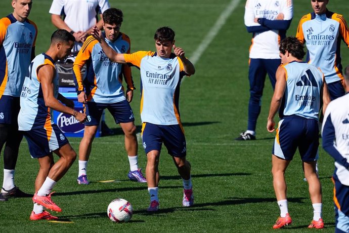 Archivo - El atacante Brahim Díaz entrena con el Real Madrid en Valdebebas.