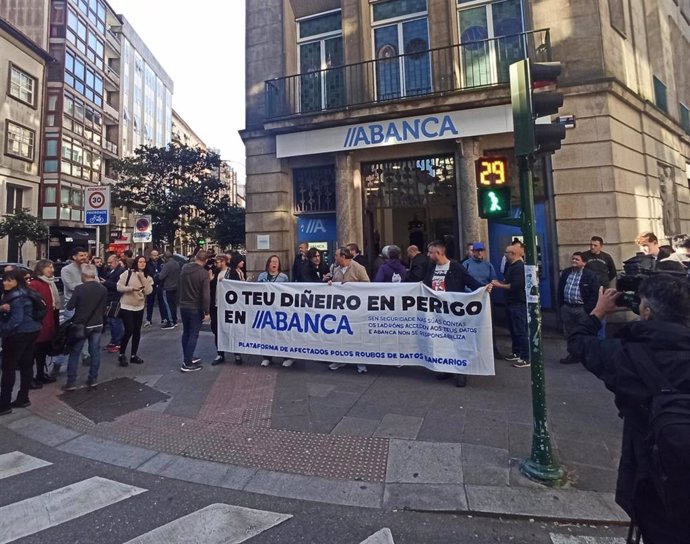 Protesta de la Plataforma de Afectados polos Roubos de Datos Bancarios ante una oficina de Abanca, en Santiago