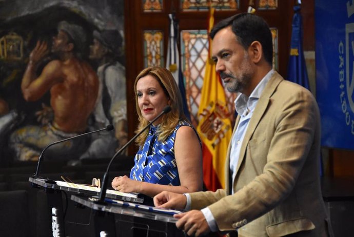 La presidenta del Cabildo de Tenerife, Rosa Dávila, y el vicepresidente, Lope Afonso, en una rueda de prensa para dar cuenta de los acuerdos del Consejo de Gobierno