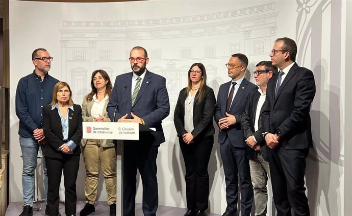 El presidente delegado de la Federació de Municipis de Catalunya y alcalde de Marató (Barcelona), David Bote, junto a los vicepresidentes de la entidad en una rueda de prensa en el Palau de la Generalitat, tras reunirse con el presidente, Salvador Illa