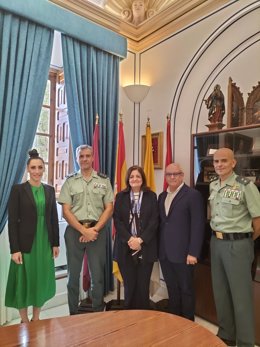 María Dolores García y Francisco Pulido, en la reunión de hoy acompañados por la directora de los Servicios Jurídicos de la UCAM, Isabel Mendoza; el vicedecano del Grado en Criminología, José María Caballero; y el teniente coronel Juan María Martinez