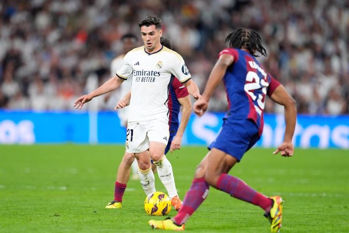 Archivo - Brahim Diaz disputa el balón con Jules Koundé durante el Clásico de la tempordad pasada en el estadio Santiago Bernabéu.