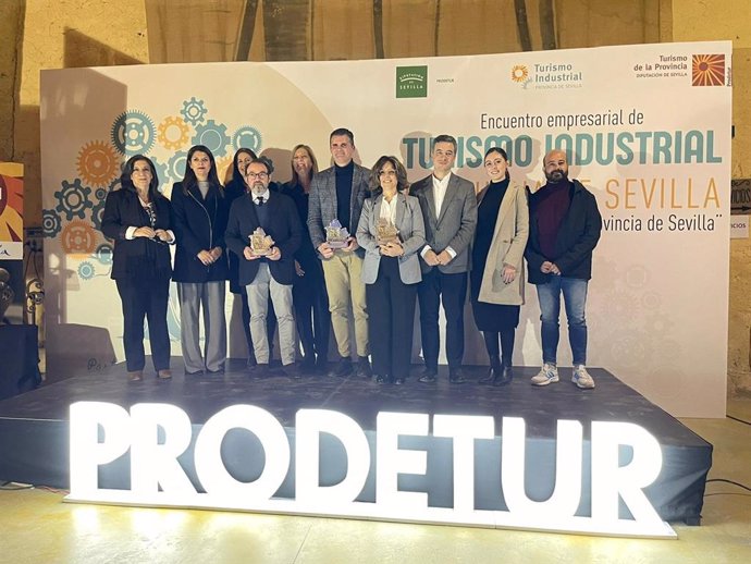 Archivo - Foto de familia de la entrega de la pasada edición de los premios 'Turismo Industrial Provincia de Sevilla' que organiza Prodetur.