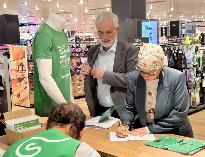 La Consejera Salud, Concepción Saavedra, haciendo la inscripción VII Carrera Oviedo en marcha contra el cáncer.