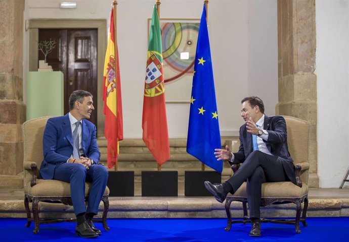 El presidente del Gobierno, Pedro Sánchez (i), y el primer ministro de la República Portuguesa, Luís Montenegro (d), mantienen un encuentro durante la XXXV Cumbre Hispano-Lusa, en el Museo Municipal de Faro, a 23 de octubre de 2024, en Faro (Portugal). 