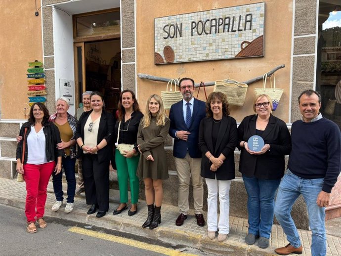 Entrega de las placas de comercio emblemático a uno de los establecimientos de Capdepera.