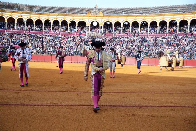 Archivo - Imagen de archivo del paseíllo de los toreros y sus cuadrillas antes de una corrida de toros en la plaza de la Maestranza de Sevilla. 