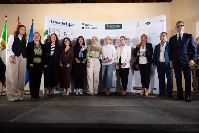 La presidenta de la Junta, María Guardiola, con las galardonadas con los premios 'Mujeres Excelentes'