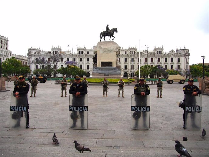 Archivo - Policías en Lima, Perú