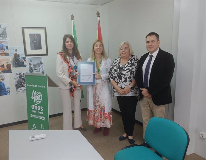 Entrega de la certificación de calidad 'Avanzada' para el Servicio de Análisis Clínicos del Hospital de Riotinto (Huelva).