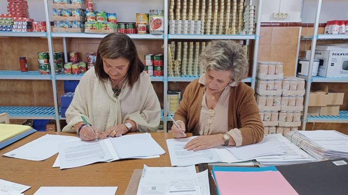 La delegada de Justicia, Administración Local y Función Pública en la provincia de Huelva, Carmen Céspedes (izquierda), y la presidenta de la Asociación Comedor Social Virgen de la Cinta, Carmen Vázquez.