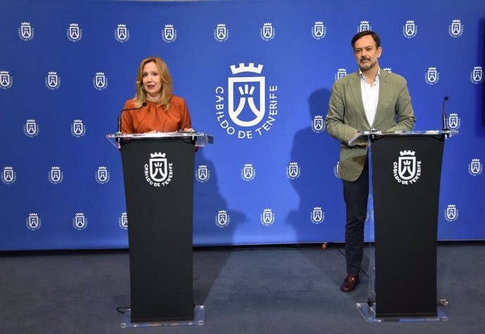 La presidenta del Cabildo de Tenerife, Rosa Dávila, y el vicepresidente, Lope Afonso, en una rueda de prensa para dar cuenta de los acuerdos del Consejo de Gobierno