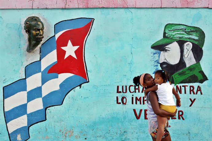 Archivo - Una mujer camino por una calle de La Habana (imagen de archivo)