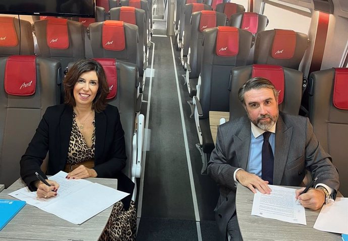 La presidenta de la Fundación Margarita Salas, Lucía Viñuela y el director gerente de la Fundación Talgo, Gabriel Novela, durante la firma del convenio.