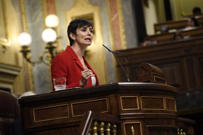 La ministra de Vivienda, Isabel Rodríguez, interviene durante una sesión plenaria en el Congreso de los Diputados, a 23 de octubre de 2024, en Madrid (España).