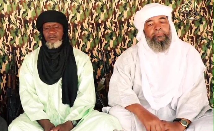 Archivo - Iyad ag Ghali (d), líder de JNIM, y Amadou Koufa (i)